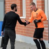 Brambauers Trainer David Sawatzki (l.) begrüßt Keeper Marcel Schaub.