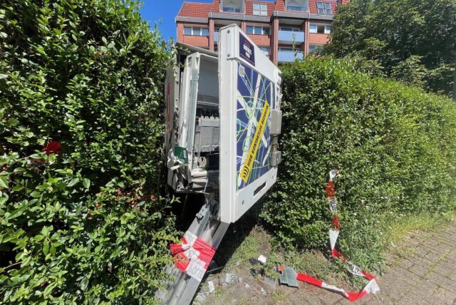 Ein gesprengter Zigarettenautomat in der Hochstraße in Bergkamen.