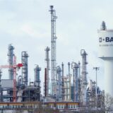 Der Schriftzug „BASF“ ist auf einer Industrieanlage auf dem Werksgelände des Chemiekonzerns BASF angebracht.