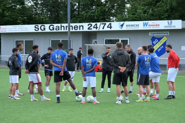 Die Spieler der SG Gahmen versammeln sich im Kreis.
