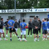Die Spieler der SG Gahmen versammeln sich im Kreis.