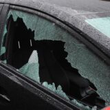 Die Seitenscheibe eines Autos ist eingeschlagen.