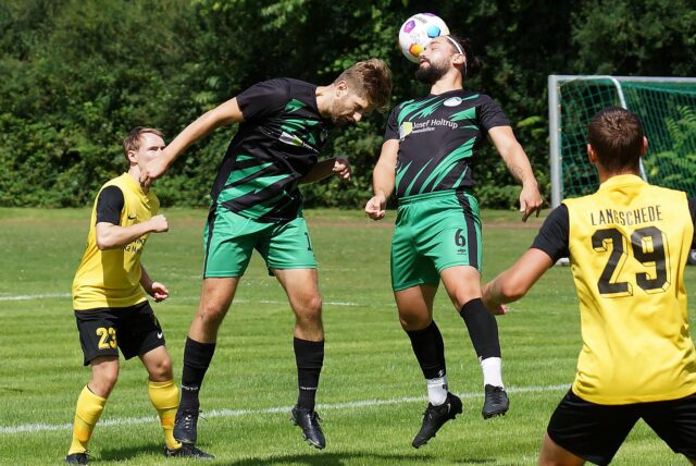 Marvin Palmowski (l.) geht mit seinem Team-Kollegen zum Kopfball.