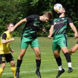 Marvin Palmowski (l.) geht mit seinem Team-Kollegen zum Kopfball.