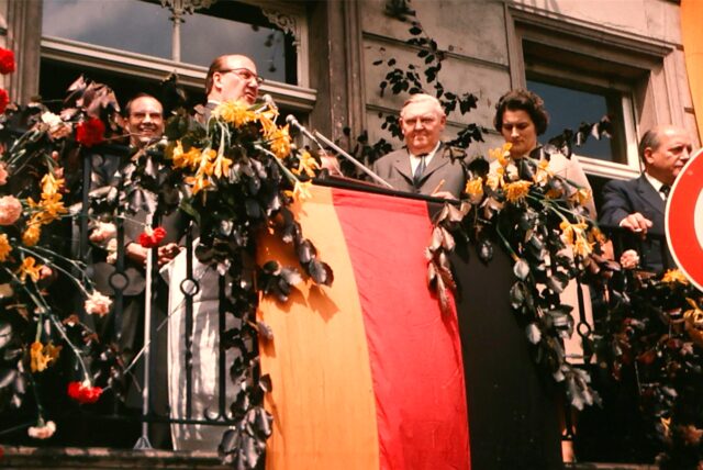 Bundeskanzler Ludwig Erhard im Mai 1966 auf dem Alten Markt in Kamen. Von dem Auftritt gibt es kaum Aufnahmen, schon gar nicht in Farbe. Der Kamener Walter Potthast war als junger Mann dabei und hat die geschichtsträchtigen Aufnahmen jetzt wieder entdeckt.