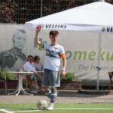 Yannick Lachowicz, Kapitän des Werner SC, hebt vor dem Eckstoß die Hand.