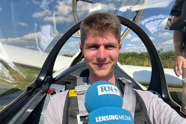 Jan Weffers sitzt auf dem Vordersitz eines Segelfliegers auf dem Flugplatz Rheinermark bei Iserlohn.
