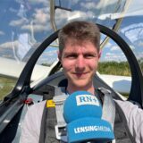 Jan Weffers sitzt auf dem Vordersitz eines Segelfliegers auf dem Flugplatz Rheinermark bei Iserlohn.
