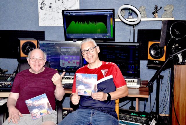 Gemeinsam mit Frank Fallak hat Reneé Bieder (r.) seinen Song zum Werner SC aufgenommen.