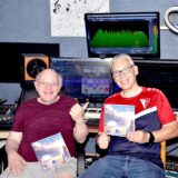 Gemeinsam mit Frank Fallak hat Reneé Bieder (r.) seinen Song zum Werner SC aufgenommen.