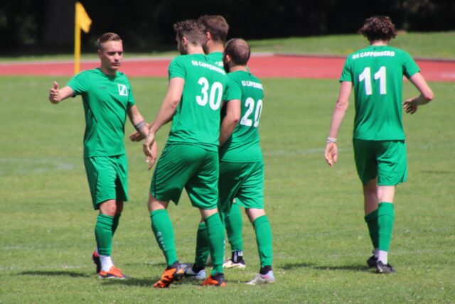 Lukas Bußkamp (Nummer 30) wird beglückwünscht, nachdem er das 1:0 gegen den BSV Heeren eingeleitet hatte.