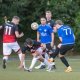 Steffen Mergard (l.) und Mücahid Kücükyagci (unten) verloren mit dem SSV Mühlhausen gegen den VfL Kamen mit 0:3.