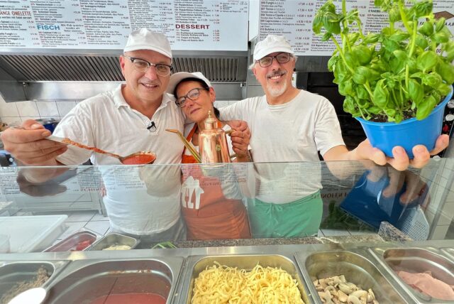 Gianni di Palma (von links), seine Frau Lucia da Montagna und sein Bruder Salvatore di Palma erfreuen die Besucher in ihrer Pizzeria Gilda.