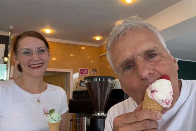 Im Eiscafé von Yvonne Neudeker in Husen probiert Andreas Schröter das Eis.