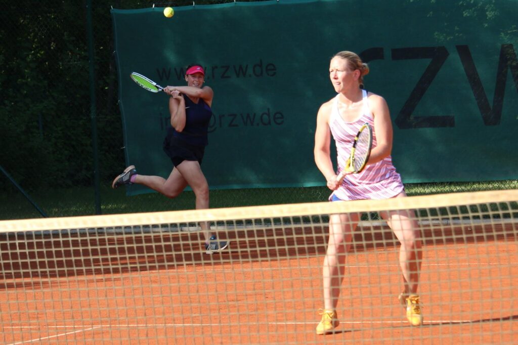 Sieg im Matchtiebreak: Clara Bruning (hinten) gewann das Jungseniorinnen-Finale zusammen mit Katharina Lüke. Sieg im Matchtiebreak: Clara Bruning (hinten) gewann das Jungseniorinnen-Finale zusammen mit Katharina Lüke.