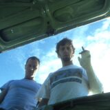 Andy und Keek finden Schluckes Leiche im Kofferraum des Ford Taunus: Eine Szene aus der Krimikomödie „Bang Boom Bang“.