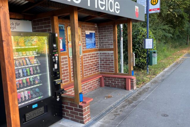 In Unna steht in der Bushaltestelle Alte Heide an der Hammer Straße ein Verkaufsautomat mit Snacks und Getränken.