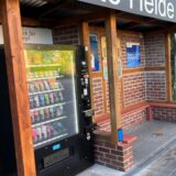 In Unna steht in der Bushaltestelle Alte Heide an der Hammer Straße ein Verkaufsautomat mit Snacks und Getränken.
