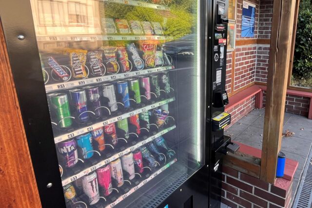 Ein Snackautomat steht in der Bushaltestelle Alte Heide in Unna