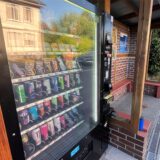 Ein Snackautomat steht in der Bushaltestelle Alte Heide in Unna