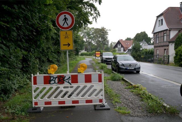 Ein Radfahrer fährt auf einem Radweg.