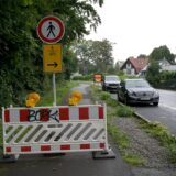 Ein Radfahrer fährt auf einem Radweg.