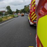 Mehrere Feuerwehrwagen und Polizei auf einer Straße.