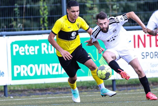 Zwei Fußballspieler im Zweikampf.