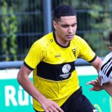 Zwei Fußballspieler im Zweikampf.