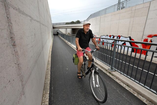 Klaus Holzer fährt in die Unterführung der Südkamener Spange. Obwohl sich hier Fußgänger und Radfahrer einen Weg in beide Richtungen teilen, ist dort ausreichend Platz für Begegnungsverkehr.