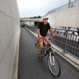Klaus Holzer fährt in die Unterführung der Südkamener Spange. Obwohl sich hier Fußgänger und Radfahrer einen Weg in beide Richtungen teilen, ist dort ausreichend Platz für Begegnungsverkehr.