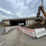 Die Großbaustelle an der Hansastraße und der A1 in Unna: Neben der alten Brücke steht ein Bagger