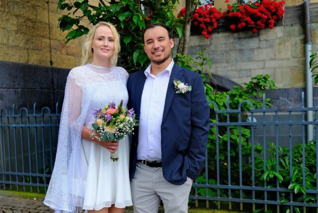 Die Eheleute Laura Honermann und Vladislav Belenko nach ihrer Trauung vor dem Standeamt in Recklinghausen