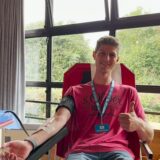 Ruhr Nachrichten-Reporter Jan Weffers lässt sich in der Gemeinde St. Thomas Morus in Schwerte-Villigst Blut abnehmen.