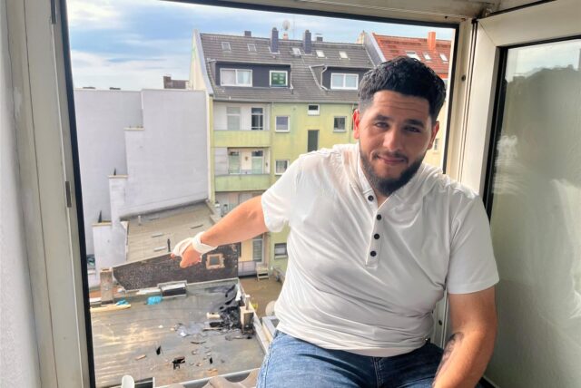 Qusay Awad (26) lebt seit knapp einem Jahr in dem Mehrfamilienhaus an der Schillerstraße, das sich unmittelbar neben dem Brandhaus befindet. Seine Wohnung ist unter dem Dach.