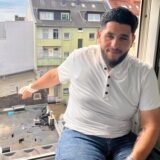 Qusay Awad (26) lebt seit knapp einem Jahr in dem Mehrfamilienhaus an der Schillerstraße, das sich unmittelbar neben dem Brandhaus befindet. Seine Wohnung ist unter dem Dach.