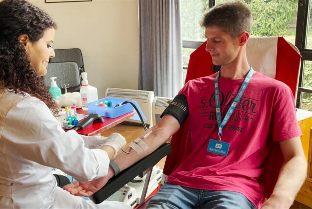 Ruhr Nachrichten-Reporter Jan Weffers beim Blutspenden in Schwerte-Villigst.