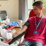 Ruhr Nachrichten-Reporter Jan Weffers beim Blutspenden in Schwerte-Villigst.