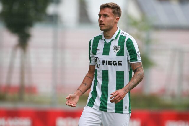 Joel Grodowski im neuen Trikot von Preußen Münster.