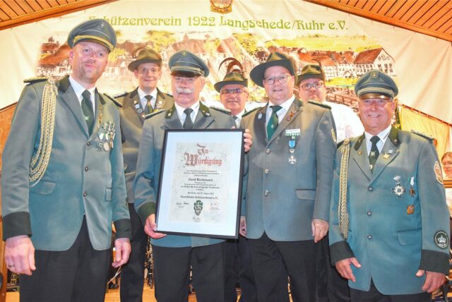 Langscheder Schützen, als bei ihrer 100-Jahr Feier 2022 Ehrenmajor Georg Beckmann geehrt wurde.