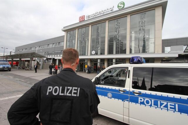 Ein Bundespolizist steht vor dem Dortmunder Hauptbahnhof. Dort haben die Beamten am Donnerstagabend (28.10.) einen gesuchten Mann festgenommen. (Symbolbild)