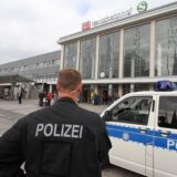 Ein Bundespolizist steht vor dem Dortmunder Hauptbahnhof. Dort haben die Beamten am Donnerstagabend (28.10.) einen gesuchten Mann festgenommen. (Symbolbild)