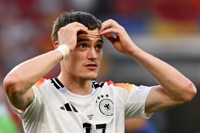 Florian Wirtz reagiert nach der Niederlage auf dem Spielfeld.