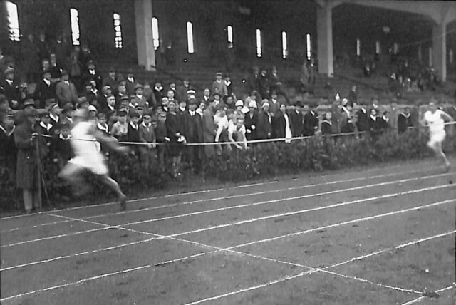Sportfest des Dortmunder SC 95 im Jahr 1927: Arthur Jonath, gebürtig 1909 in Bentrop bei Fröndenberg, geht im Stadion Rote Erde als Sieger über 100 Meter ins Ziel.