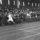 Sportfest des Dortmunder SC 95 im Jahr 1927: Arthur Jonath, gebürtig 1909 in Bentrop bei Fröndenberg, geht im Stadion Rote Erde als Sieger über 100 Meter ins Ziel.