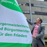 Bürgermeister Lothar Christ mit der „Mayors for Peace”-Flagge vor dem Stadthaus in Werne.