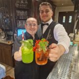 Super leckere und natürlich alkoholfreie Eistees und Limonaden kann man prima selbst herstellen. Da weiß man, was drin ist: Overkamps Bar-Chef Joachim Schady und Azubi Eurofil Byberi präsentieren Gurke-Minze-Limonade und Johannisbeer-Minze-Eistee. Prost!
