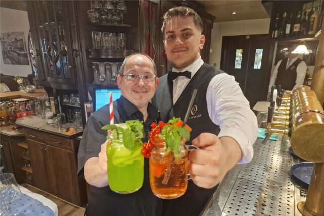Super leckere und natürlich alkoholfreie Eistees und Limonaden kann man prima selbst herstellen. Da weiß man, was drin ist: Overkamps Bar-Chef Joachim Schady und Azubi Eurofil Byberi präsentieren Gurke-Minze-Limonade und Johannisbeer-Minze-Eistee. Prost!
