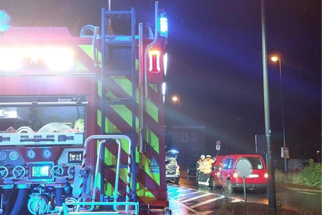 Die Einheit Mitte der Freiwilligen Feuerwehr Bergkamen musste am Donnerstagabend, 1.8.2024, zu einem Unfall an der sogenannten Fluhme-Kreuzung in Bergkamen ausrücken.