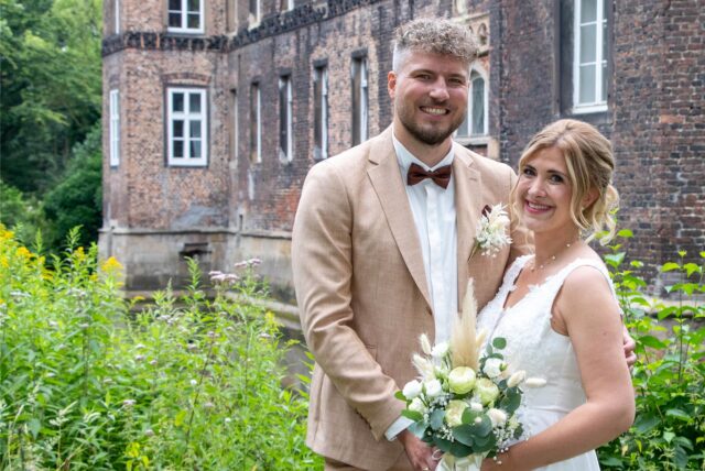 Tiffany (geborene Pantel) und Mario Gajda haben auf Schloss Bladenhorst geheiratet.